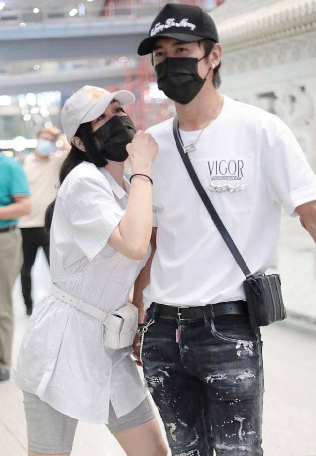 穿越|钟丽缇越穿越显嫩了，和小11岁老公手牵手，衣服造型CP感满满