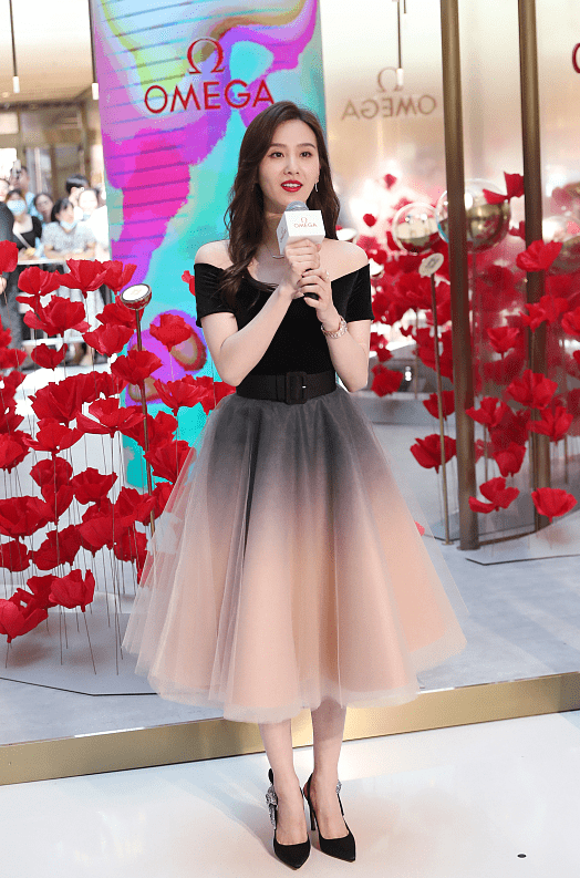 上半身|刘诗诗的身材颜值都太抗打,怼脸拍都没什么皱纹,穿丝绒裙太美了