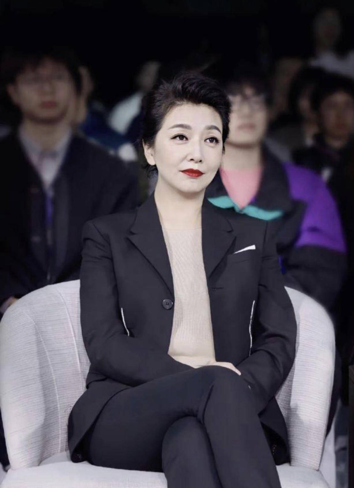 美眉|江珊53岁了，身穿一件黛蓝色大v领连衣裙亮相，高贵优雅又减龄！