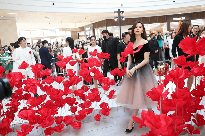 上半身|刘诗诗的身材颜值都太抗打,怼脸拍都没什么皱纹,穿丝绒裙太美了