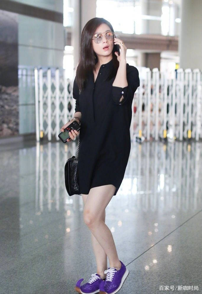 黑色|蒋欣瘦下来更美，一身黑色衬衫裙露白皙美腿，这鞋就看不懂了