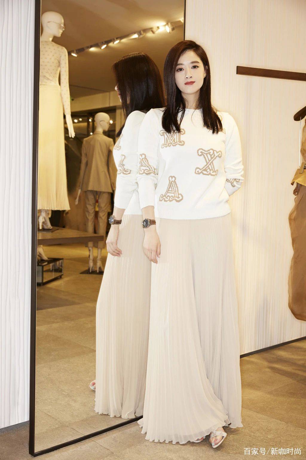 黑色|蒋欣瘦下来更美，一身黑色衬衫裙露白皙美腿，这鞋就看不懂了