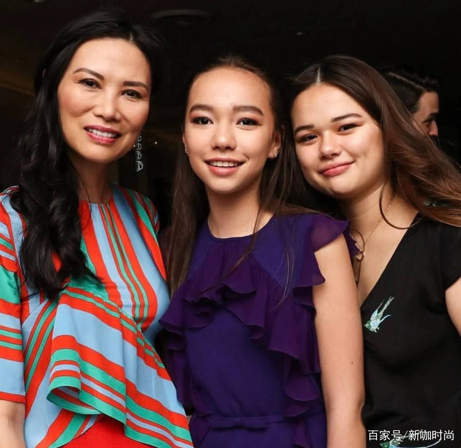 黑色|富婆邓文迪携大女儿现时装周,母女全程有说有笑,格俏皮衣着朴素