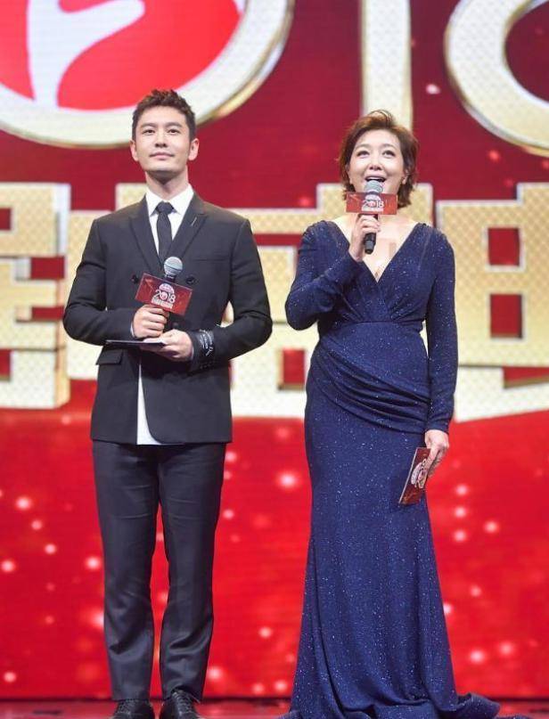 美眉|江珊53岁了,身穿一件黛蓝色大v领连衣裙亮相,高贵优雅又减龄!
