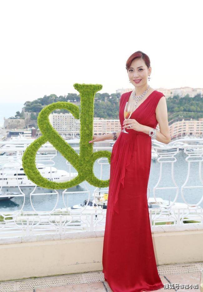 身材|邝美云越老越惊艳,一袭红色深V领连衣裙亮相,身材有料气质高贵