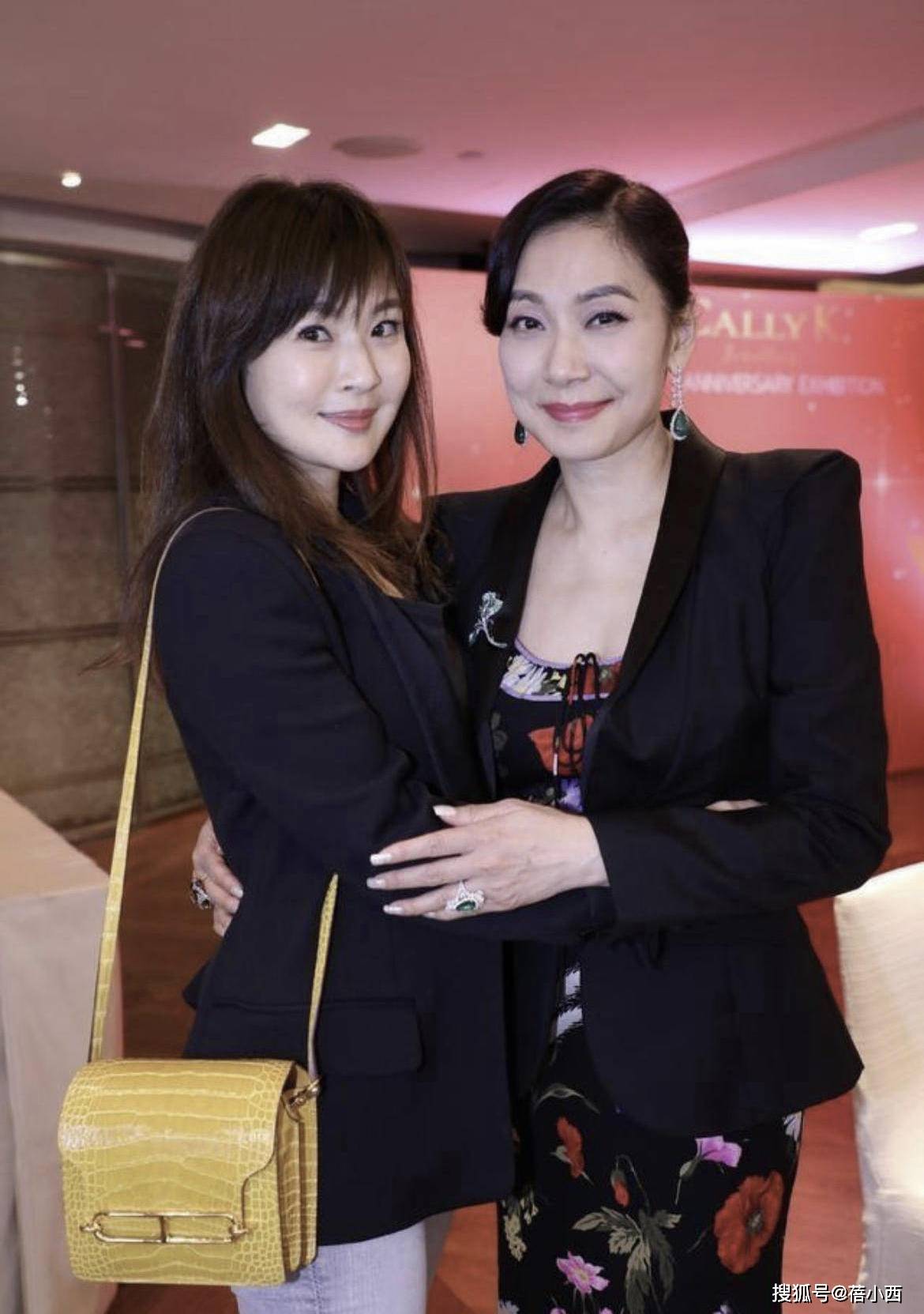 身材|邝美云越老越惊艳,一袭红色深V领连衣裙亮相,身材有料气质高贵