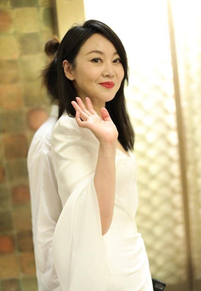 闫妮|闫妮还是笑起来好看，化浓妆还板着脸，看着酷炫还很霸气