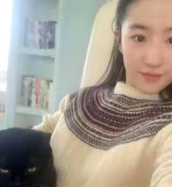 显得|网友偶遇刘亦菲逛街，带保镖好大排场啊，瘦下来终于没了大妈感!