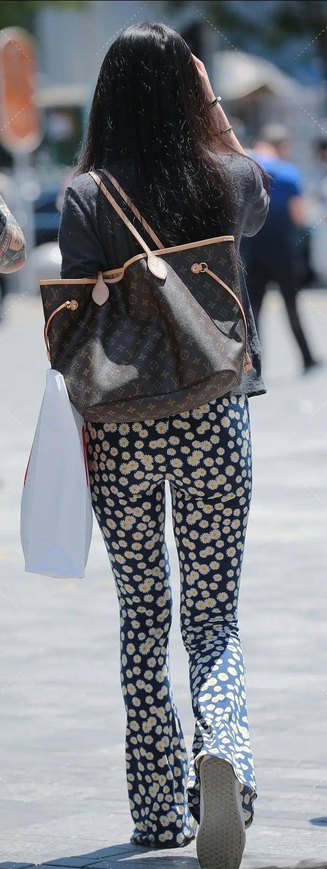 身材|衣着时髦，柔软的毛衣和打底裤，优雅不失气质