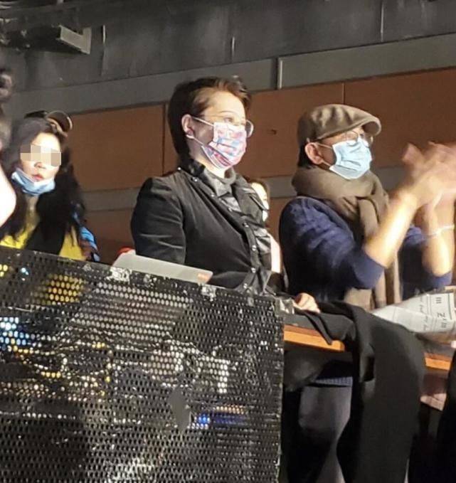 外套|袁立穿T恤参加启动仪式，胖的自然真实，就是个地地道道的大妈 ！