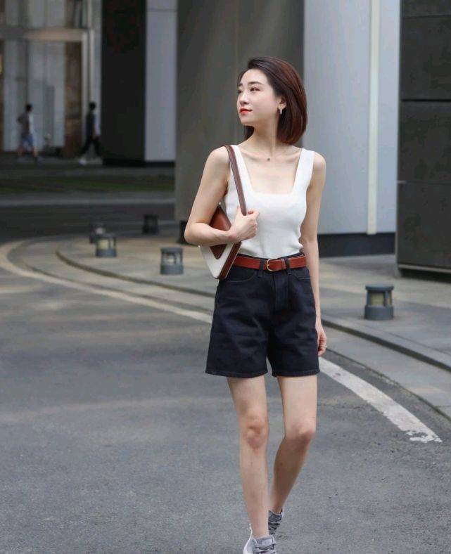 魅力|极简穿搭就是不一样，搭配起来毫不费力，精致温柔又有魅力