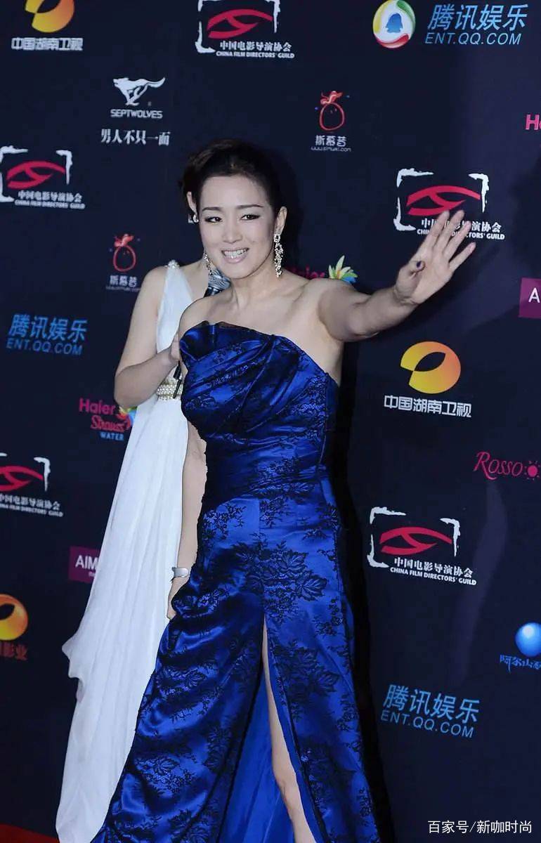 女王|巩俐不愧是红毯女王,穿绿色礼服裙艳压群芳,这气场独一无二!