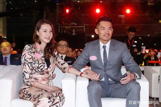 大气|林丹老婆的高级感真绝，穿“豹纹裙”优雅又有范，被这美腿惊艳了