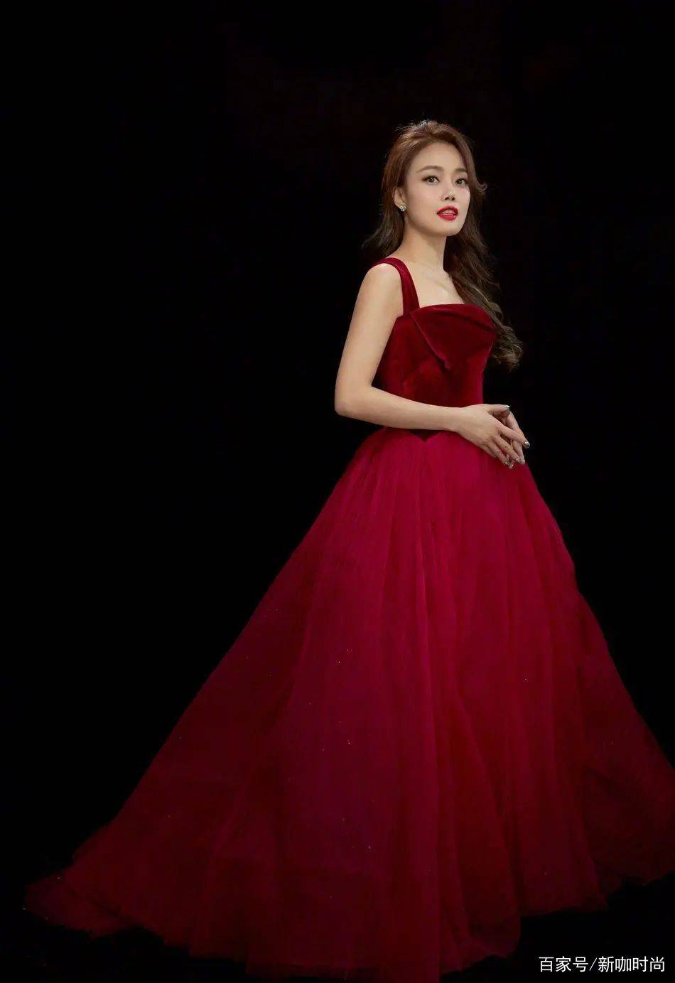 好身材|40岁容祖儿美出女神范，穿红丝绒礼裙高贵迷人，小腰纤细赛少女