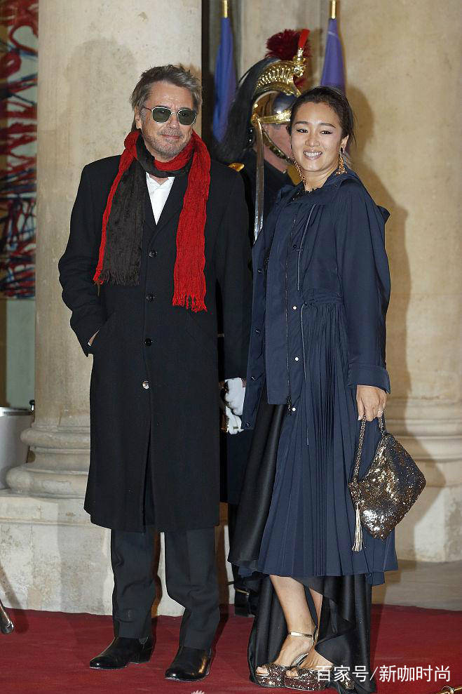 黑色|巩俐携大18岁法籍男友亮相，身穿深蓝外套，双手紧握甜蜜十足