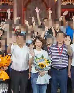 年岁|董卿再有气质，不修图脸凹凸不平也很真实，突然就觉得老了!