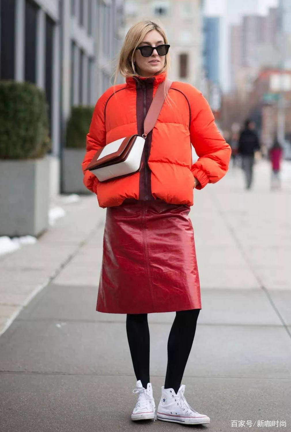 颈部|那英也有懈怠的时候,朴素羽绒服搭开衫,与老公“红配绿”更显土