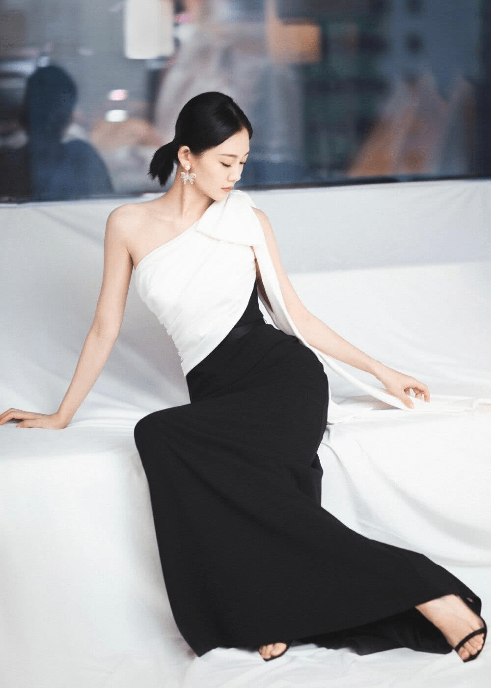 好身材|郑恺老婆产后恢复迅速,穿紧身套装走机场,显得更有女人味了!