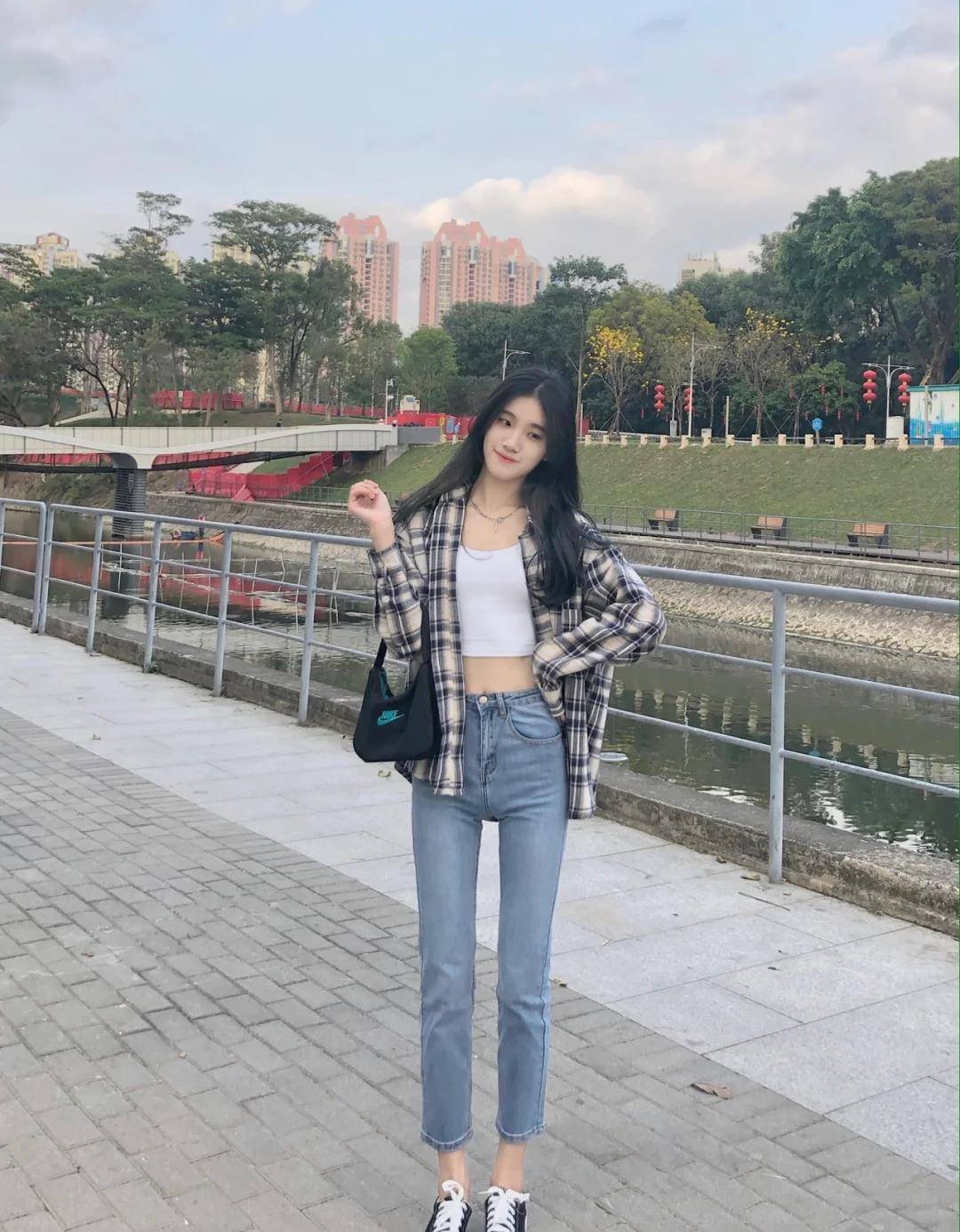 进行|青春靓丽的小姐姐,时尚穿搭紧身吊带配牛仔裤,尽显气质女神范