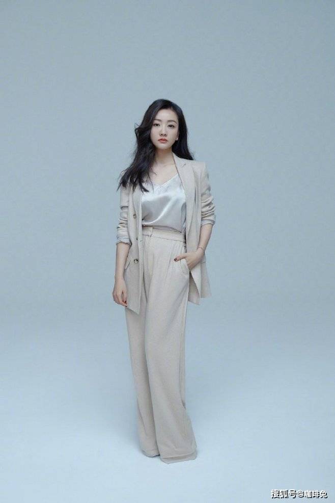 身材|40岁的杨蓉秀时尚，大胆尝试“慵懒风”，简直不要太迷人了