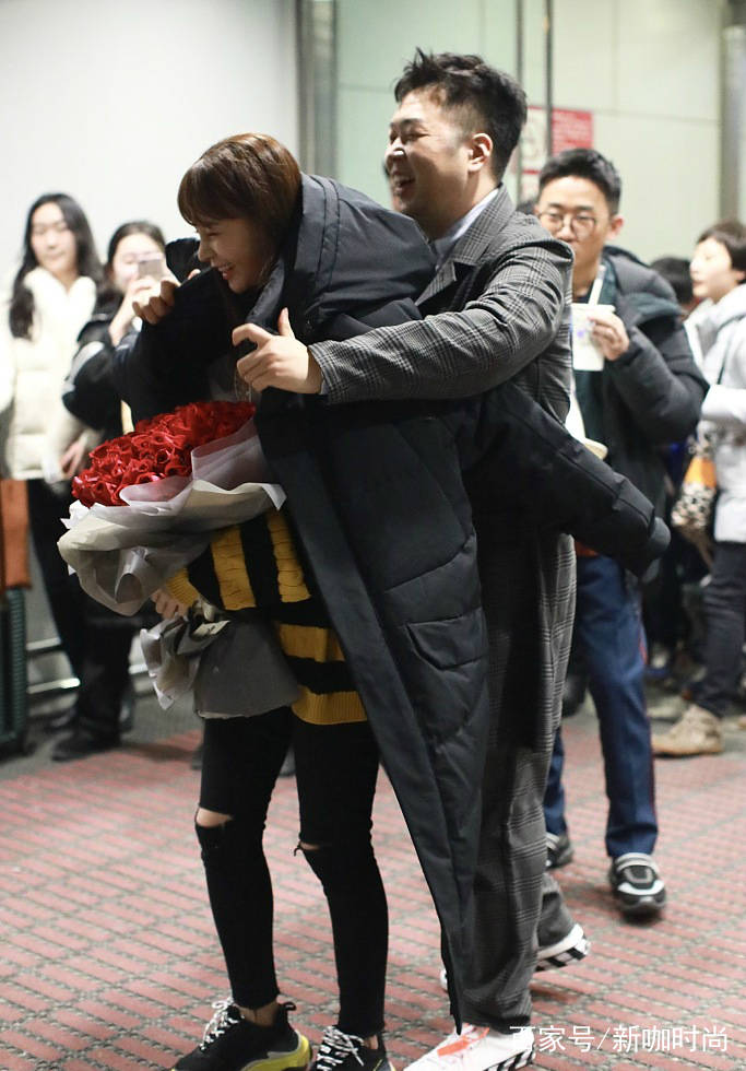 带感|沈梦辰美的开挂!穿红色大衣甜美可人,搭“粘人”的杜海涛更美了