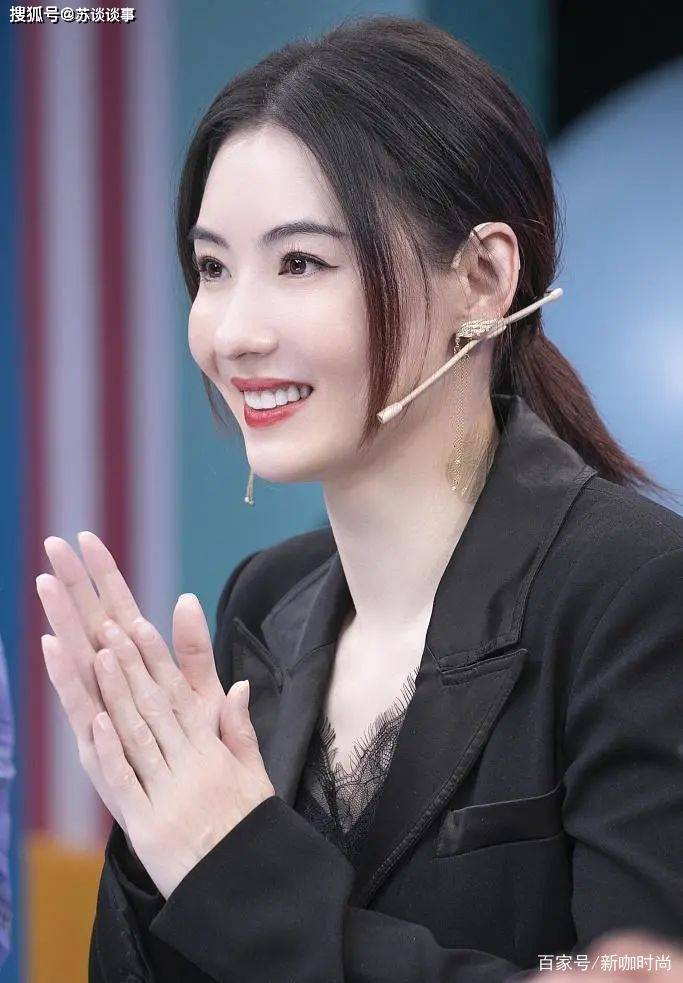 大气|40岁张柏芝，头发染半截红，黑西装配俏皮内搭，美得让人心动！