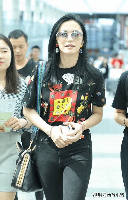 黑色|姚晨的私服穿搭才叫时髦，穿黑色印花T恤配紧身牛仔裤，简约高级