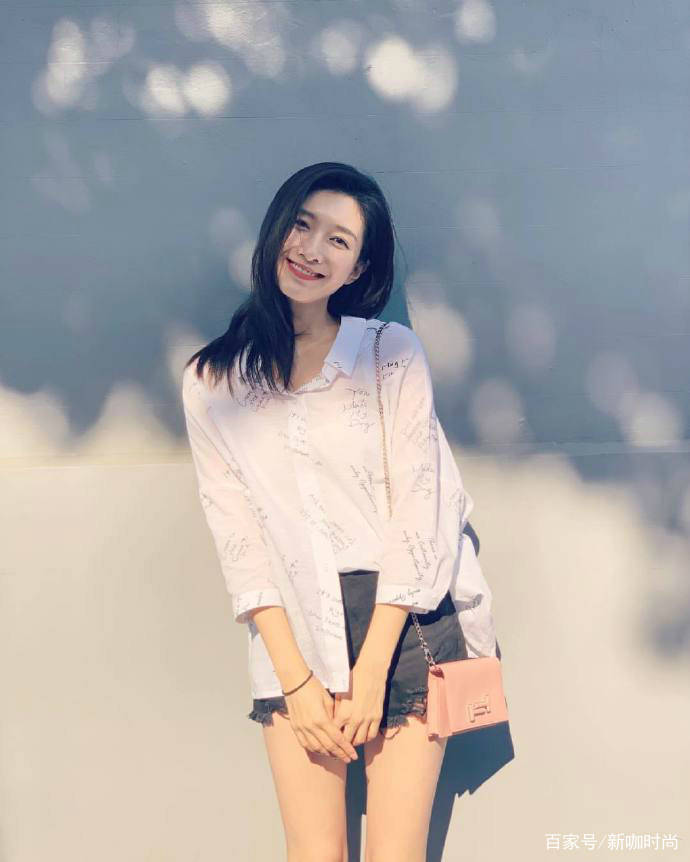 江疏影|32岁江疏影罕见亮相，身材纤细像少女，看到这指甲，你就懂了
