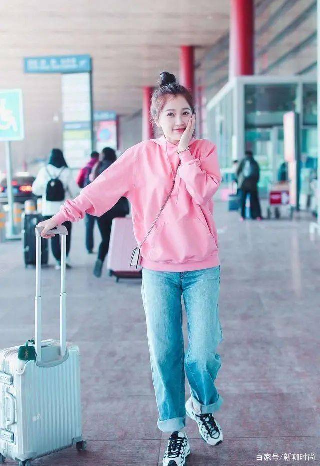 颜色|迪丽热巴挑战“死亡芭比粉”,紧身衣搭包臀裙,又甜又飒又时尚!