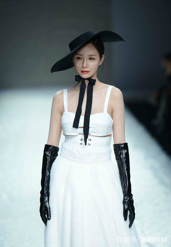 女郎|沈梦辰恋爱后越有女人味!T台化身时髦女郎,“白泪”让人怜惜