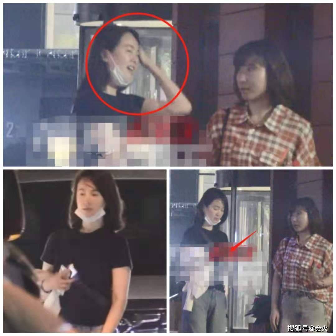 整体|左小青素颜与好友散步被拍，皮肤白皙光滑，当街抚弄秀发温柔十足