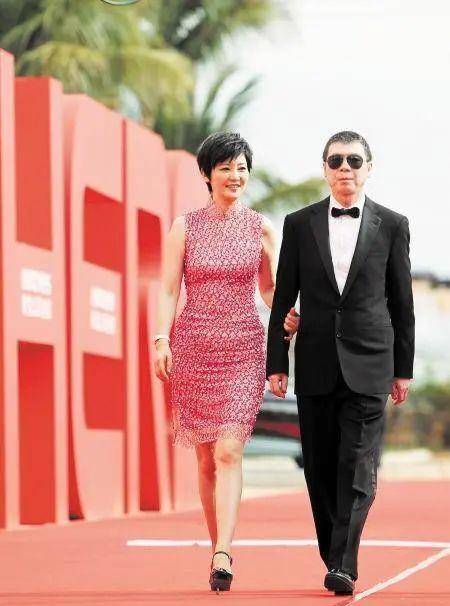 样式|徐帆眼光够到位，一袭粉色紧身旗袍加身，尽显曼妙S型曲线