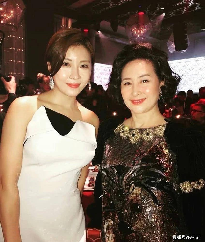 一手|何超琼不愧是赌王一手带大的女儿，穿亮片裙戴皇冠，像个大公主