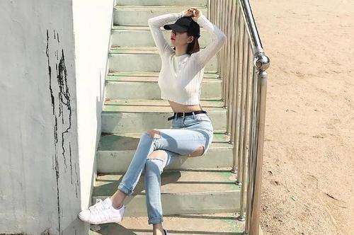 样式|美女穿搭:小姐姐爱穿清秀唯美的紧身牛仔裤,身材惹火,演绎休闲时尚的甜美