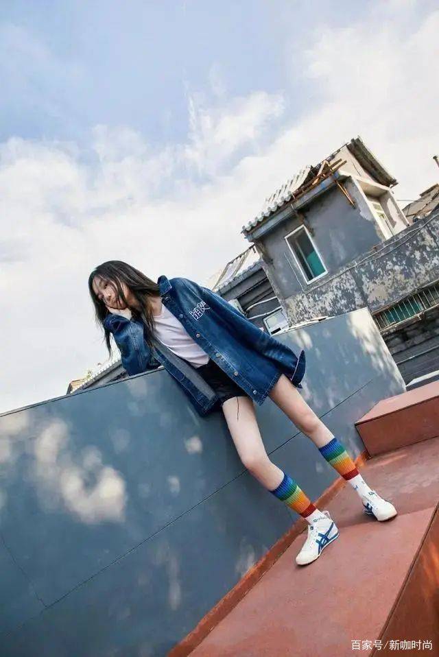 牛仔|14岁李嫣成功“逆袭”，多套休闲造型潮味满满，尽显活泼少女感