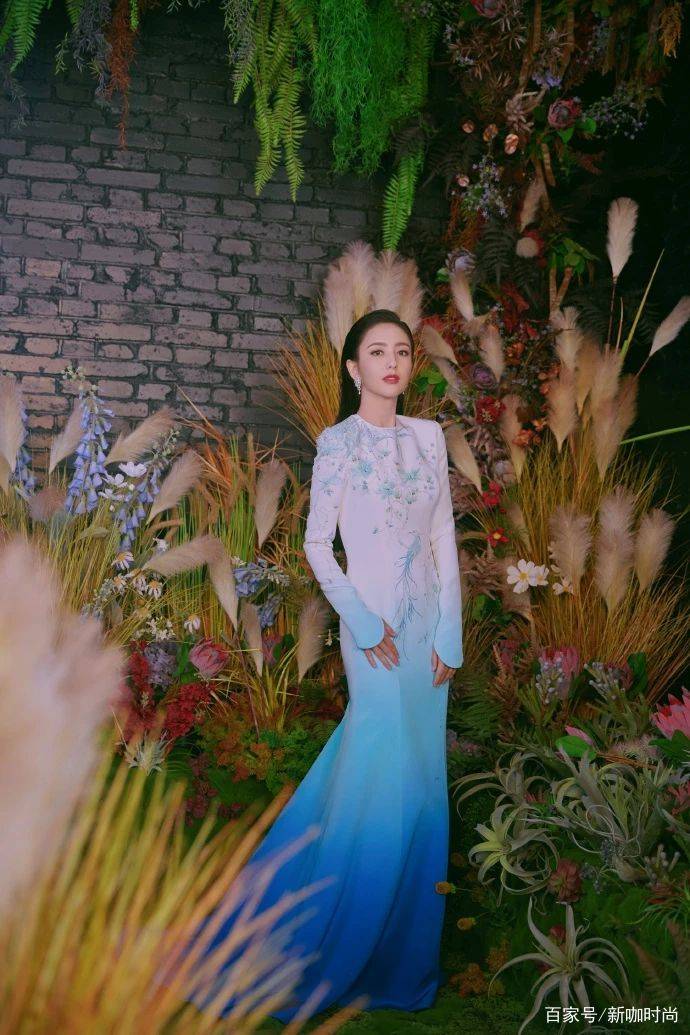 样式|主持夏晚后，佟丽娅更优雅了！