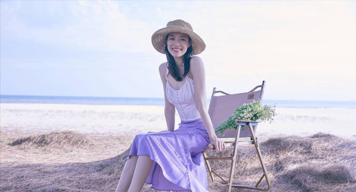 进行|钟楚曦偏爱“小清新”风格，吊带配“虞姬”裙，甜美温柔似仙女