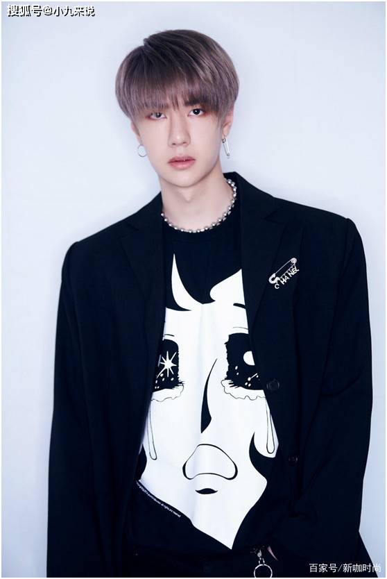 韩庚|王一博14岁跑龙套照,“黄毛”搭白T恤,清瘦白净难掩少年稚气