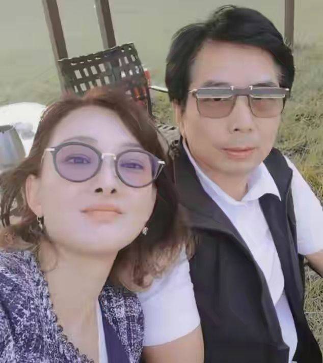 脸部|牛莉素颜落落大方，皱纹丛生但看着真实舒服，快50还有马甲线!