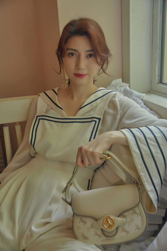 洪欣|洪欣终究是“败”给了岁月,带娃走红毯肚腩明显,好在穿搭加分了