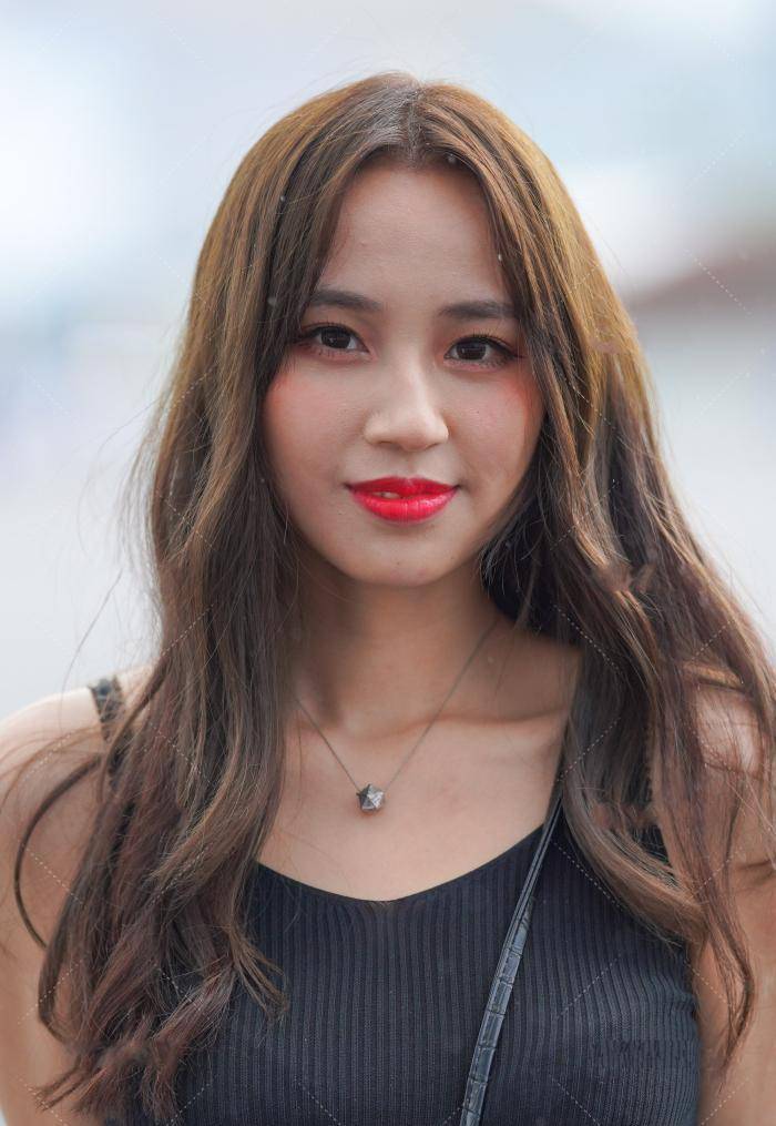 帆布鞋|黑色针织T恤搭紧身牛仔裤，尽显柔情少女范儿