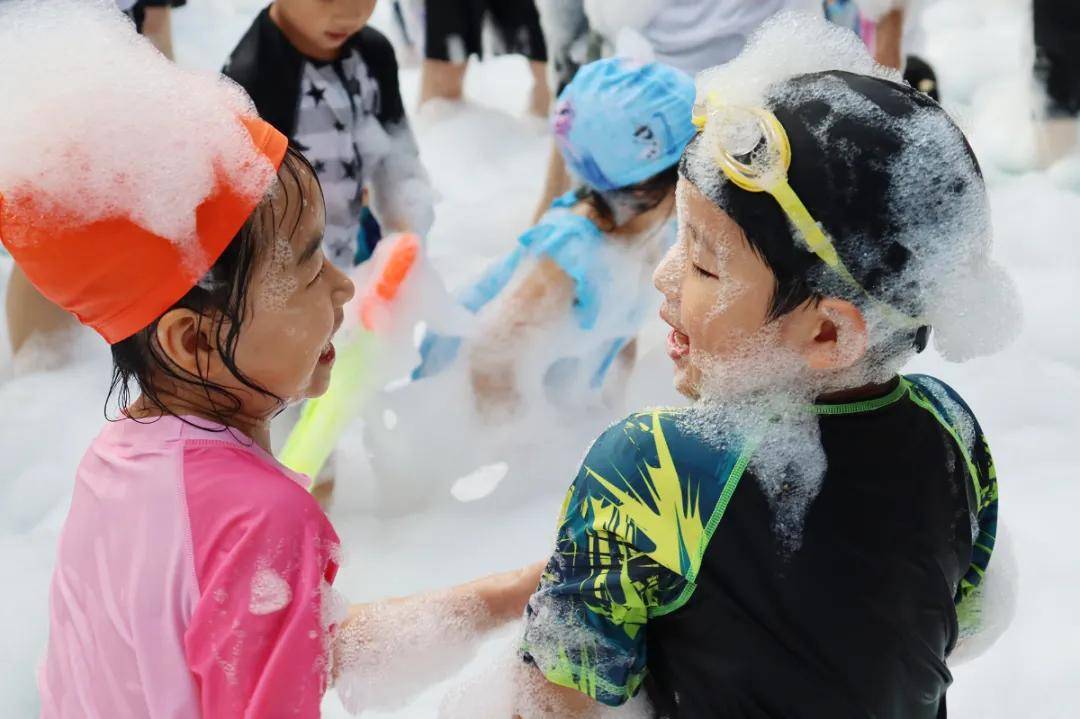 打水仗玩泡泡划皮艇宣怀国际科学幼儿园水上运动会欢乐收官