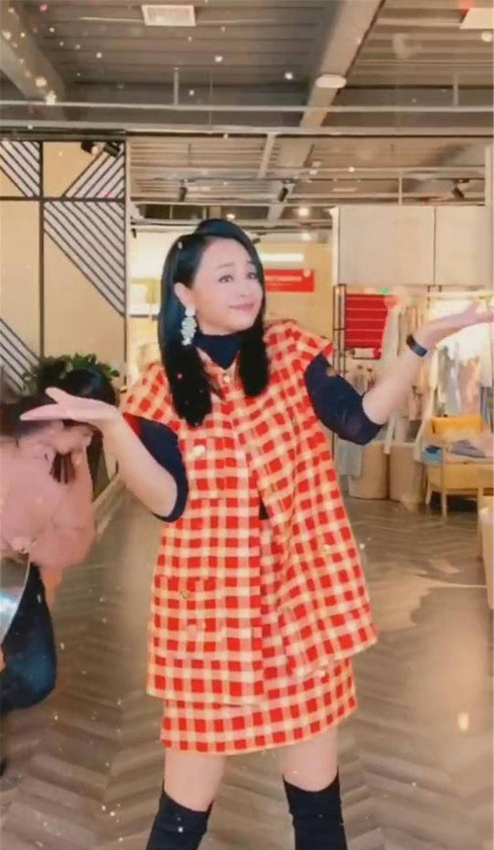 曹颖|曹颖保养像少女，穿白T恤紧身裤大秀麻杆腿，活力清新美回霍水仙