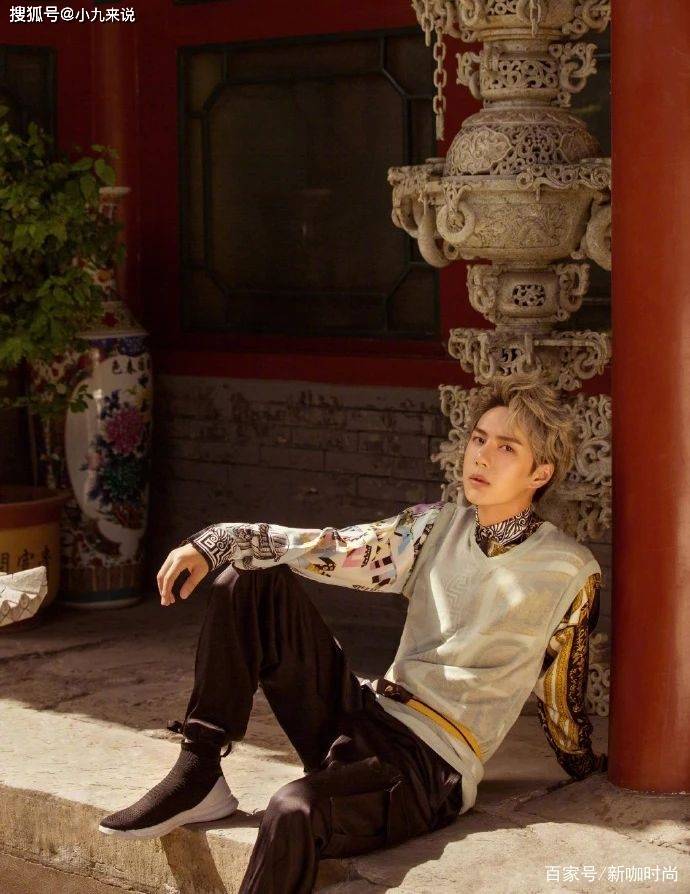 韩庚|王一博14岁跑龙套照,“黄毛”搭白T恤,清瘦白净难掩少年稚气