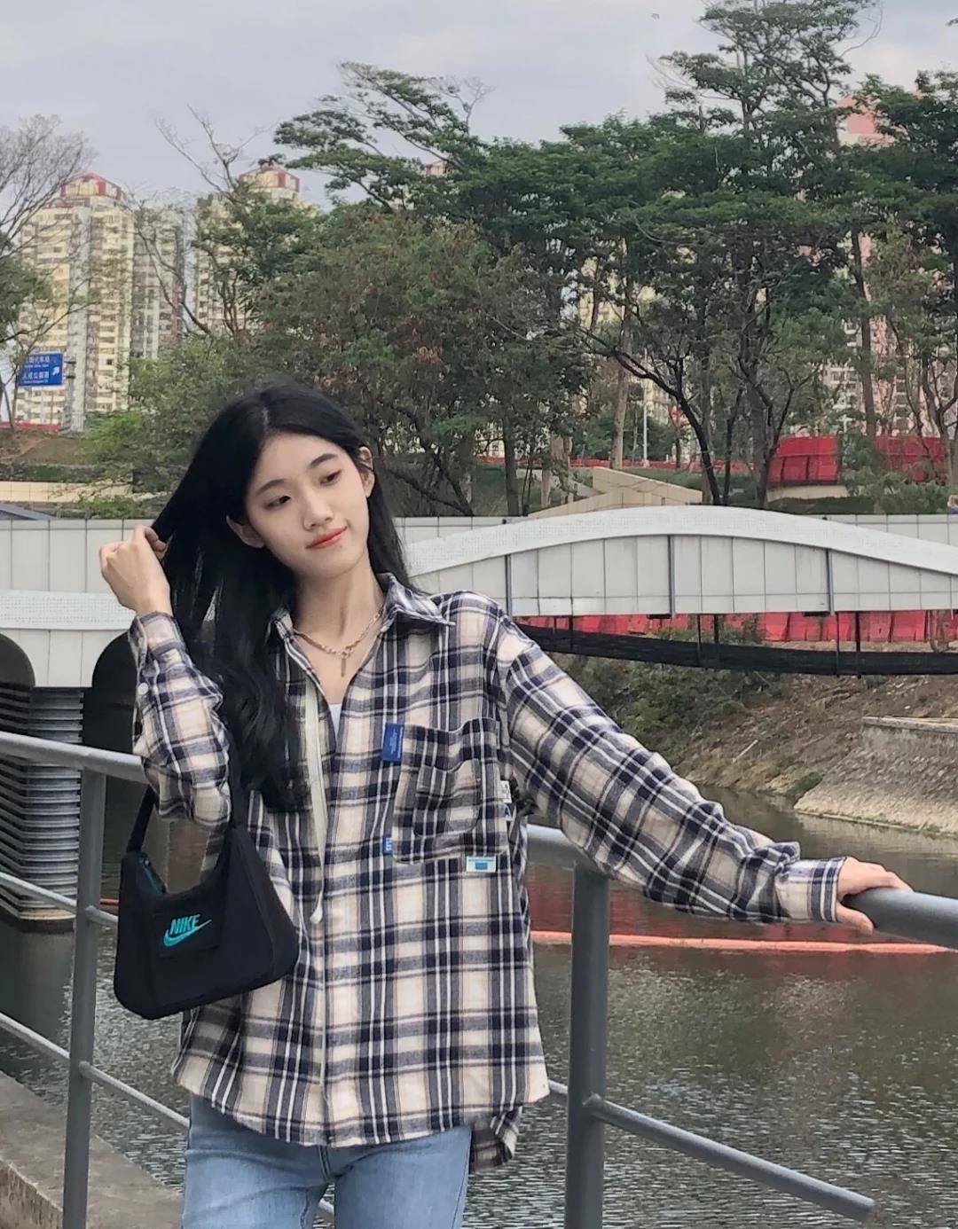 进行|青春靓丽的小姐姐,时尚穿搭紧身吊带配牛仔裤,尽显气质女神范