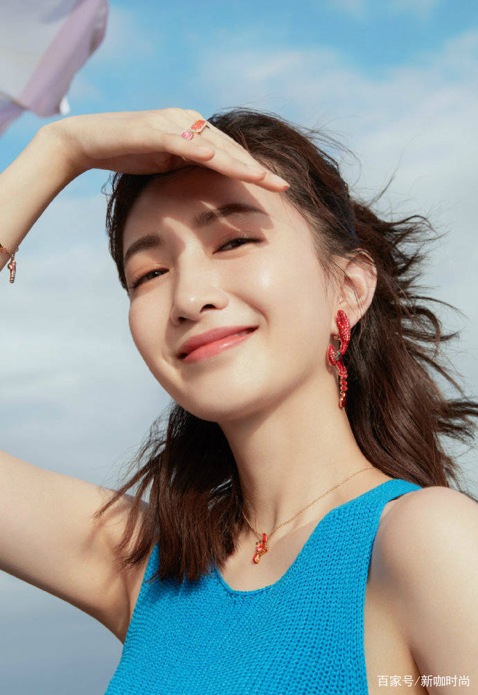 江疏影|32岁江疏影罕见亮相，身材纤细像少女，看到这指甲，你就懂了