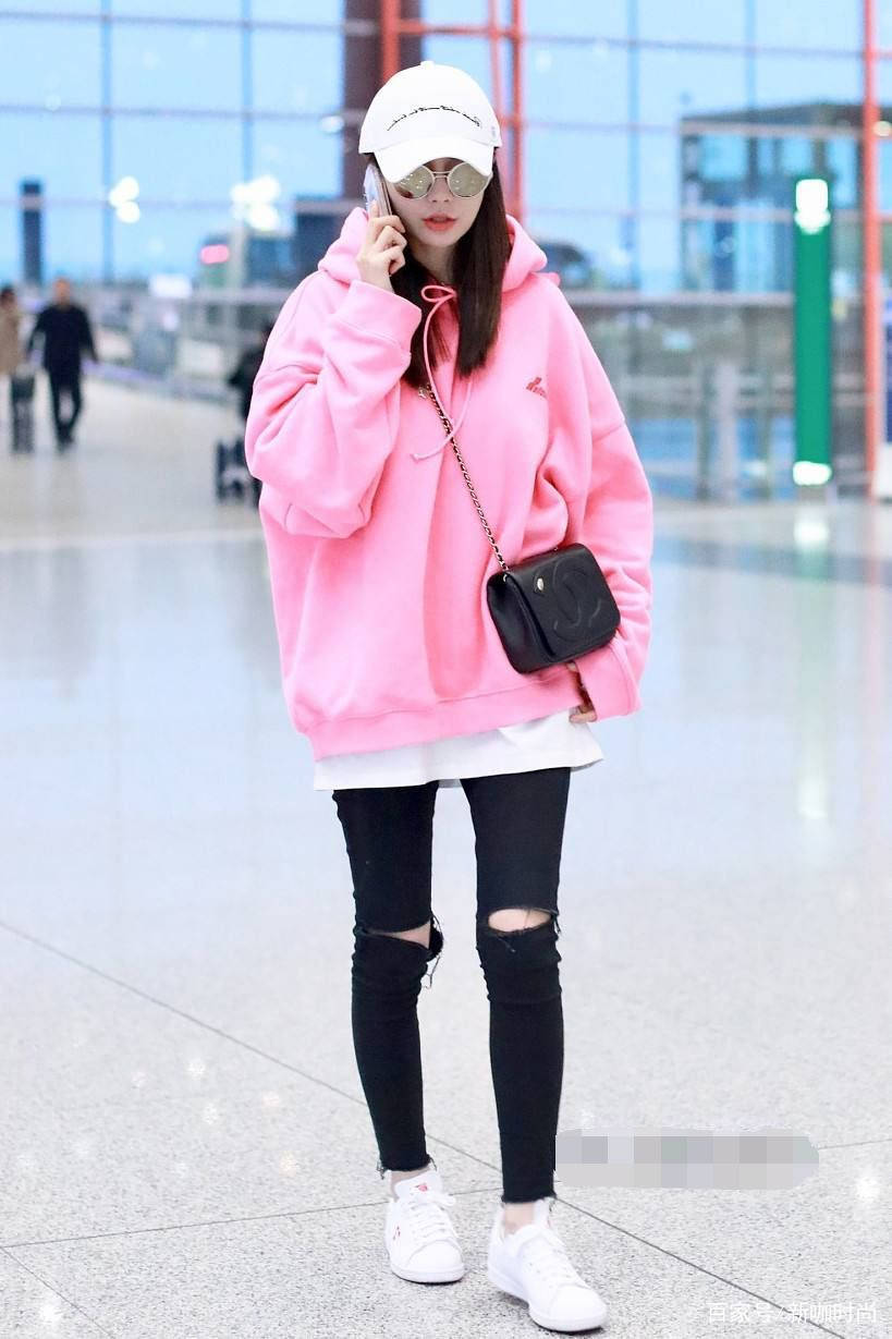 牛仔|沈梦辰困成这样赶飞机，黑白搭休闲又时髦，屡屡揉眼呆萌感十足