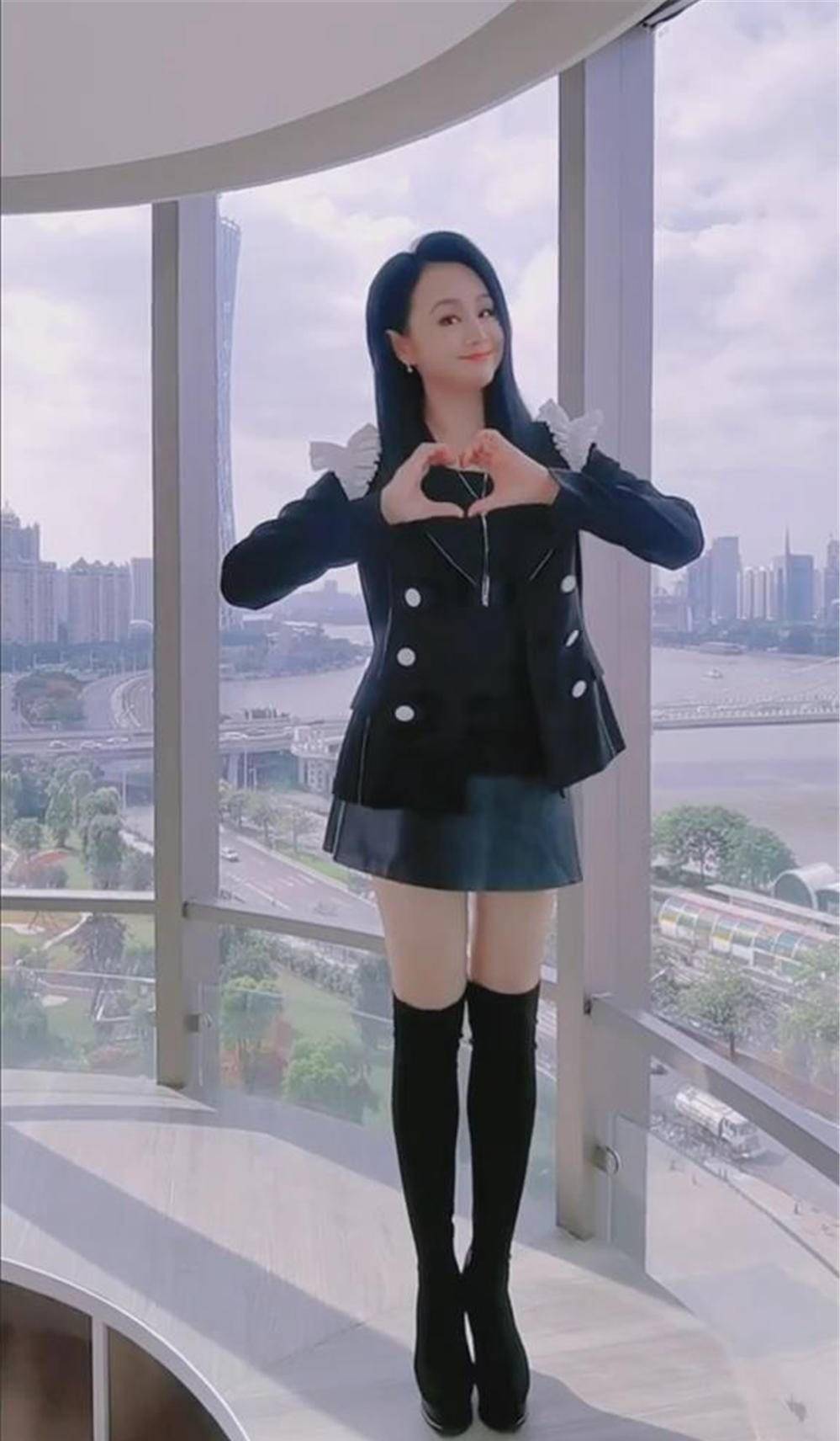 曹颖|曹颖保养像少女，穿白T恤紧身裤大秀麻杆腿，活力清新美回霍水仙