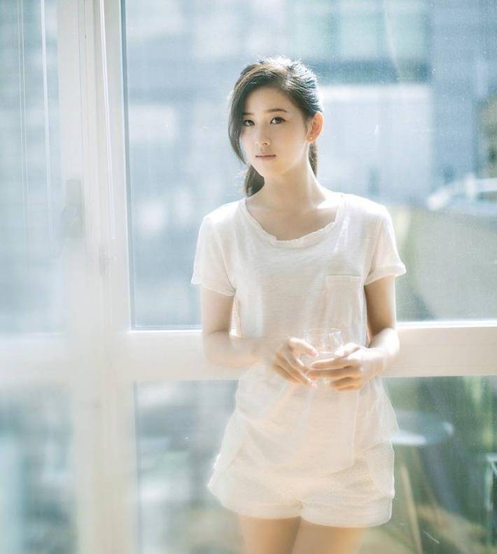 形象|章泽天早期清纯写真真是“绝绝子”,面容青涩,感觉还挺娇弱的