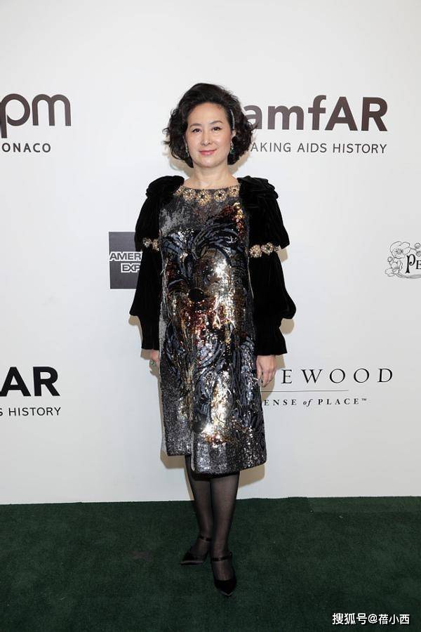 一手|何超琼不愧是赌王一手带大的女儿，穿亮片裙戴皇冠，像个大公主